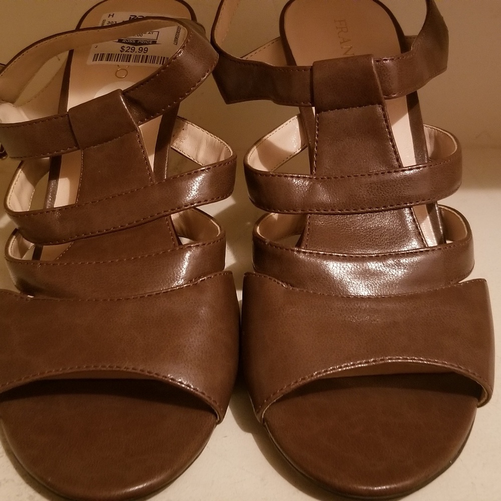 Cute brown leather sandals!